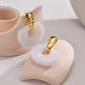 Pendientes geométricos modernos de resina blanca con pasadores de metal dorado martillado - Dorado