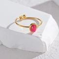 Minimalistische geometrische ring met roze edelsteen in goudkleur op witte steen - Goud Met Roze Steen (Verstelbaar)
