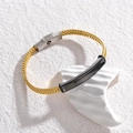 Pulsera minimalista de cadena dorada con placa curva negra en exhibición de lujo - Cadena Dorada Placa Negra