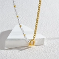 Collana minimalista con perle e catena d'oro con chiusura OT su supporto geometrico - Collana con Giuntura di Perle