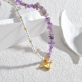 Collana alla moda con perle bianche, pietre viola e ciondolo a lucchetto a cuore alato oro - Lucchetto del Cuore (Patchwork di Ametista)