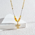 Collana dorata minimalista con ciondolo aereo, perle bianche e perline arancioni - Stile Aereo