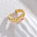 Detail van vergulde gevlochten verstelbare ring met paarse edelsteen op witte stenen voet - Verstelbaar Open / Rechthoekige Roze Edelsteen Stijl (R701-cfx)