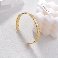 Dettaglio del bracciale rigido in acciaio dorato con texture a foglia su base di pietra - Stile Texture Piuma (B956)