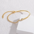 Minimalistisches vergoldetes Zirkon Armband mit asymmetrischer Kette und Rundstab - Gold