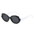 Futuristische Sonnenbrille mit Wellenrahmen in Schwarz-Weiß-Kontrast und dunklen Gläsern - Schwarzer Rahmen Graue Linse Weiße Bügel