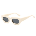 Lunettes de soleil carrées modernes, monture crème tressée et verres gris foncé - Standard / Monture crème standard avec verres gris
