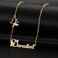Detalle de un collar dorado personalizado con nombre y un colgante de mariposa con cristales - Collar de Nombre Personalizado Estilo 2 / Color Acero
