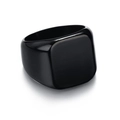 Primer plano de un anillo de sello cuadrado negro minimalista en acero inoxidable - US 7 / Negro