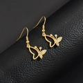 Pendientes de mariposa dorados con cristales brillantes sobre fondo de cuero negro - Pendientes de Gota de Mariposa / Color Acero
