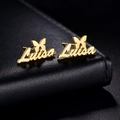 Pendientes de mariposa dorados personalizados con el nombre Luisa en detalle - Estilo de Nombre Mariposa / Color Acero