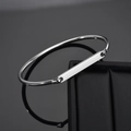 Minimalistisches Silber-Edelstahl-Armband mit rechteckiger Gravurplatte - Stahlfarbe