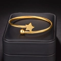 Gouden gedraaide open armband met ster- en metalen kraalbedel op zwarte juwelendoos - Vijfpuntige Sterstijl (B915-xing-02)