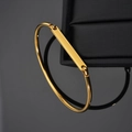 Minimalistischer geometrischer Goldreif mit rechteckiger Platte auf poliertem Metall - Gold