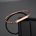 Minimalistischer geometrischer Armreif in Roségold mit polierter rechteckiger Metallplatte - Roségold
