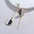Orecchini asimmetrici in acciaio dorato con intarsio in madreperla bianca e nera - Stile Rotondo Asimmetrico a Blocchi di Colore Bianco e Nero (E678)