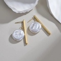 Orecchini minimalisti a barra dorata e perla con elegante design asimmetrico - Barra dorata con perla piatta bianca (E656)