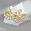 Moderne 18K vergoldete Edelstahl-Ohrringe im hohlen fächerförmigen Design - Fächerform-Stil