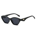 Occhiali da sole cat-eye retrò con montatura nera e dettaglio triangolo dorato - Regolare / Montatura Nera Lenti Grigie(HX003)