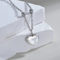 Collar con colgante de corazón en oro de 18K, nácar blanco y cadena con cuentas - Color Acero