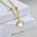 Collar de oro de 18K con colgante de corazón de nácar blanco y cuentas doradas decorativas - Dorado