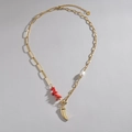Collar de acero inoxidable chapado en oro de 14K con piedras rojas y dije de perla - Collar de Cadena de Empalme Dorado Con Colgante de Cuerno