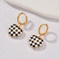 Goldene Herzohrringe mit schwarz-weißem Schachbrettmuster im Vintage-Pop-Stil - Gold Schwarz Schachbrett Herz Ohrringe