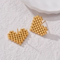 Minimalistische gouden hart oorknopjes met getextureerde kralen op een witte basis - Kralen Hart Stijl