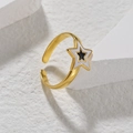 Anello aperto a stella dorata con smalto bianco e nero su base di pietra bianca - Aperto Regolabile / Stile Stella (M-WLR035)
