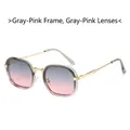 Lunettes de soleil carrées avec monture grise, verres dégradés rose et branches en métal doré - Standard / Montures et verres gris-rose standard