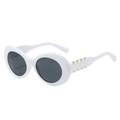 Lunettes de soleil ovales blanches avec rivets carrés dorés sur les branches - Standard / Standard (incluant facture TVA 13 %) monture blanche verres gris complet