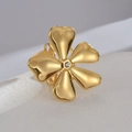 Bague fleur dorée chic avec pétales en cœur et pierre de zircon centrale brillante - Bague Fleur Dorée (Ajustable)