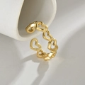 Minimalistische gouden open ring met opengewerkte hartjes op witte cilinder met schaduw - Goud (R676-A)
