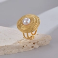 Minimalistischer Edelstahlring mit Spiraltextur und Perle auf Naturstein-Hintergrund - Einstellbar Offen / Gold