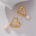 Eleganti orecchini a cuore dorati con perle bianche e finitura martellata vintage - Design a Cuore (E681-aixin)