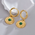 Boucles d'oreilles créoles dorées avec pendentif soleil et pierre précieuse verte - Pendentif Rond Pierre Verte Soleil (E597)