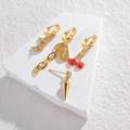 Set di orecchini dorati con ciliegia e luna esposti su una base bianca elegante - Set di 4 Orecchini Dorati (Orecchini in Set)