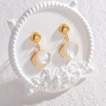 Élégantes boucles d'oreilles coquillages dorés avec nacre naturelle sur support - Boucles d'oreilles pendentif coquillage