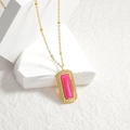 Collana a catena dorata con pendente rettangolare di gemma rosa su supporto bianco - Rosa Rosso