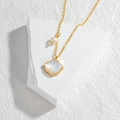 Collana vintage francese con conchiglia e perla dorata su pietra geometrica - Stile Perla a Conchiglia