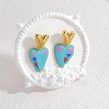 Pendientes de corazón elegantes con diseño dorado y azul sobre plato blanco vintage - Verde