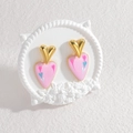 Pendientes de corazón dorados con esmalte rosa y líneas de colores sobre fondo blanco - Rosa