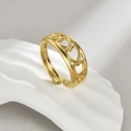 Vergulde open hartring met holle hartpatronen op wit golvend displaystandaardje - Goud (R676-B)