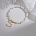 Bracciale stile bambù con perline bianche e finiture dorate con catenina di estensione - Bracciale Orientale a Snodo in Bambù (B985)