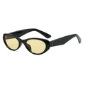 Lunettes de soleil ovales rétro avec monture noire et verres teintés jaunes, vue à 45 degrés - Monture Noire Verres Jaunes