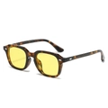 Lunettes de soleil carrées classiques en écaille avec verres jaunes et rivets argentés - Standard / Standard (TVA 13 % incluse) Monture léopard / Verres jaunes