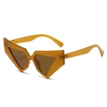 Gafas de sol de ojo de gato ámbar translúcido con lentes marrones, vista de 45 grados - Montura Té Jelly Lente Té