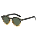 Gafas de sol ovaladas retro con montura negra y ámbar y lentes verdes en vista de 45 grados - Montura Negra y Leopardo Lentes Verdes