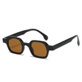 Klassische rechteckige Sonnenbrille mit schwarzem Rahmen und braunen Gläsern im 45-Grad-Winkel - Schwarzer Rahmen Teefarbene Gläser