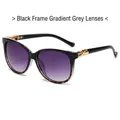 Stijlvolle oversized zwarte zonnebril met grijze verloopglazen en gouden twist-detail - Zwart Montuur Verloop Grijs Lens